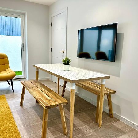 Stunning Brand New House - Sleeps 6 - Free Parking - Great Location - Fast Wifi - Smart Tv - Close To Poole & Bournemouth & Sandbanks ภายนอก รูปภาพ