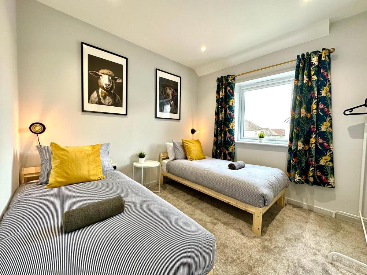 Stunning Brand New House - Sleeps 6 - Free Parking - Great Location - Fast Wifi - Smart Tv - Close To Poole & Bournemouth & Sandbanks ภายนอก รูปภาพ